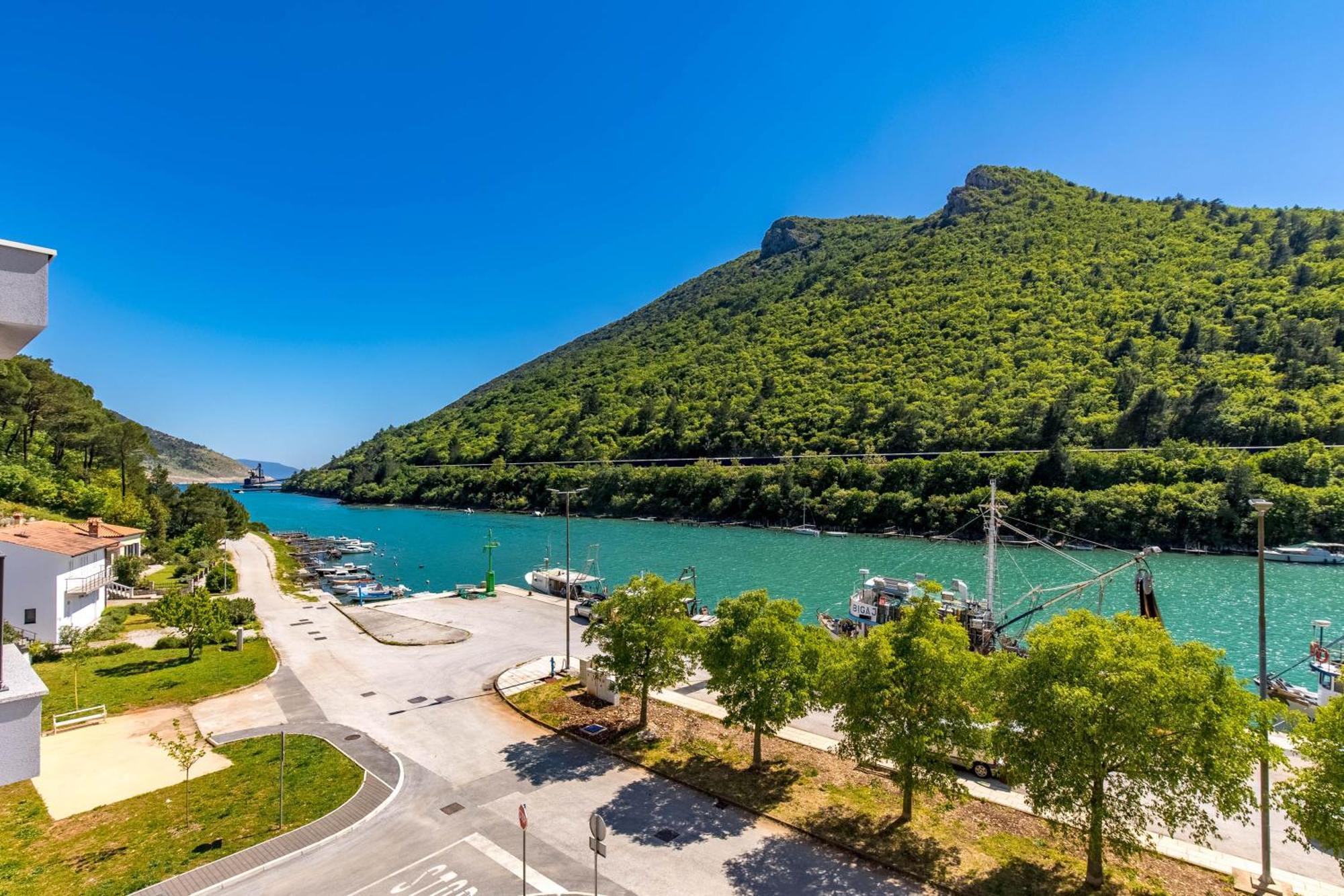 Seafront Villa Andrijana - Happy Rentals Plomin Bagian luar foto