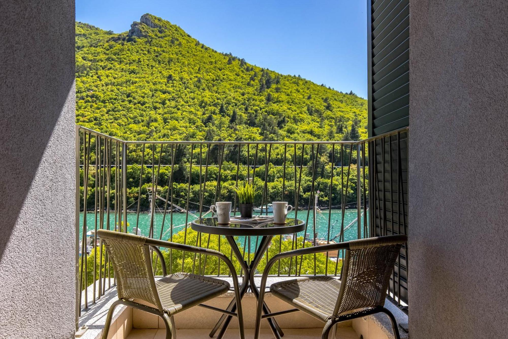 Seafront Villa Andrijana - Happy Rentals Plomin Bagian luar foto